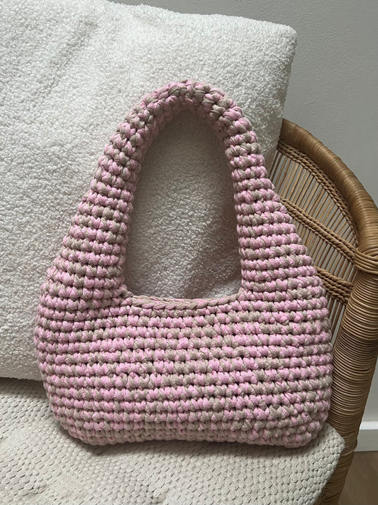 Elevate your daily look with this eco-friendly, fashion-forward, and endlessly wearable handbag – this is your new go-to bag for every season.