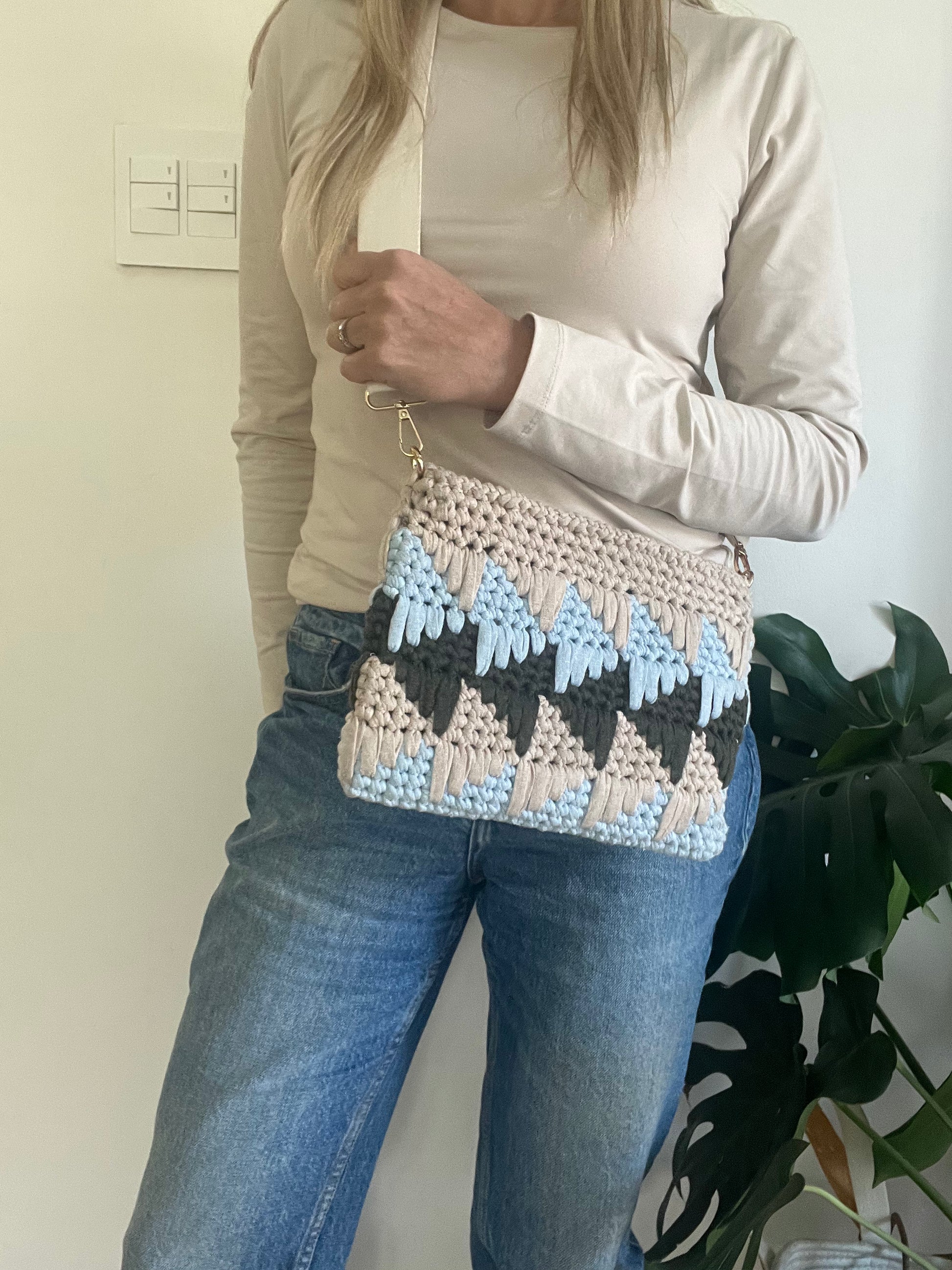 Khaki green clutch bag featuring elegant spearhead design, perfect for all occasions.