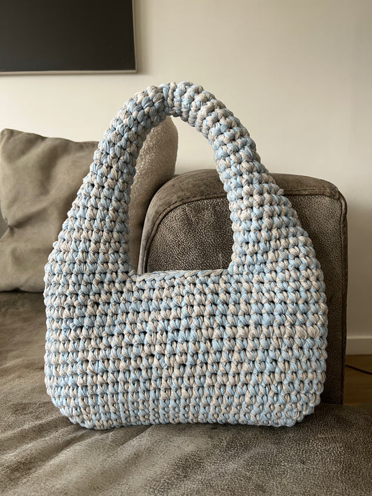 Whether you’re heading to a weekend brunch or a casual Friday at the office, this bag blends seamlessly with both relaxed and semi-smart styles.